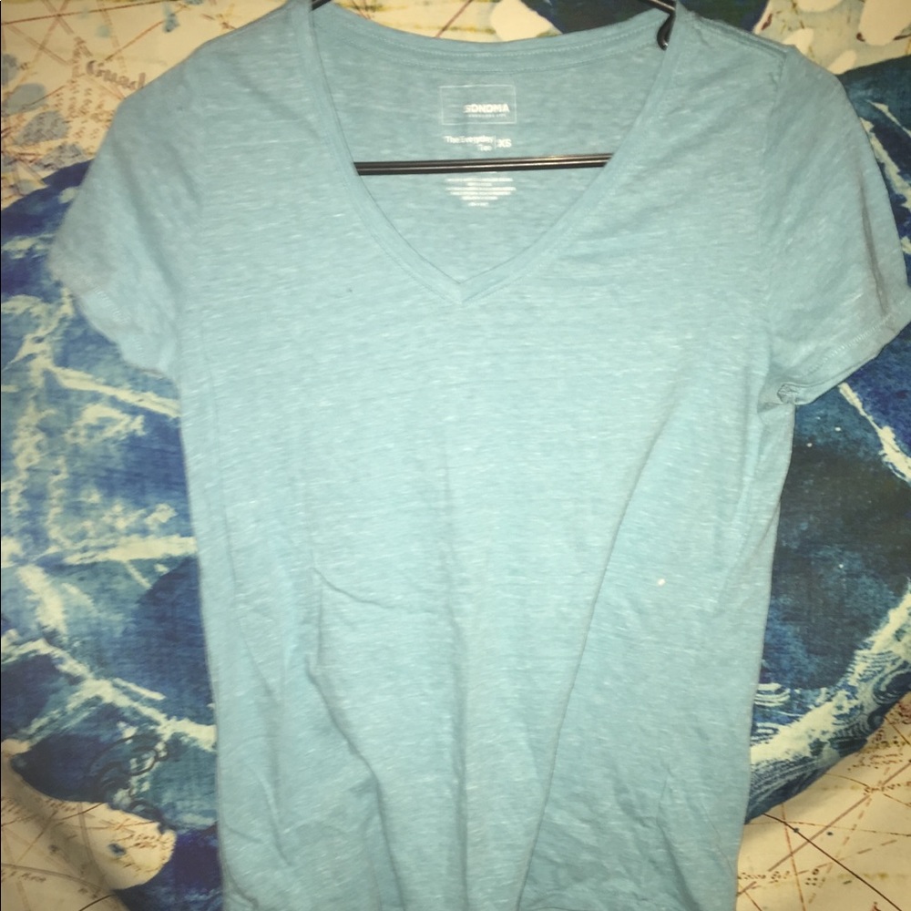 v-neck tee